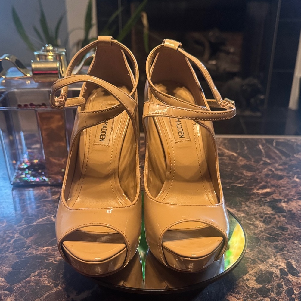 “SOLD” Steve Madden Hottness Beige Glossy Peep-Toe Platform Heels - Women’s 7.5M